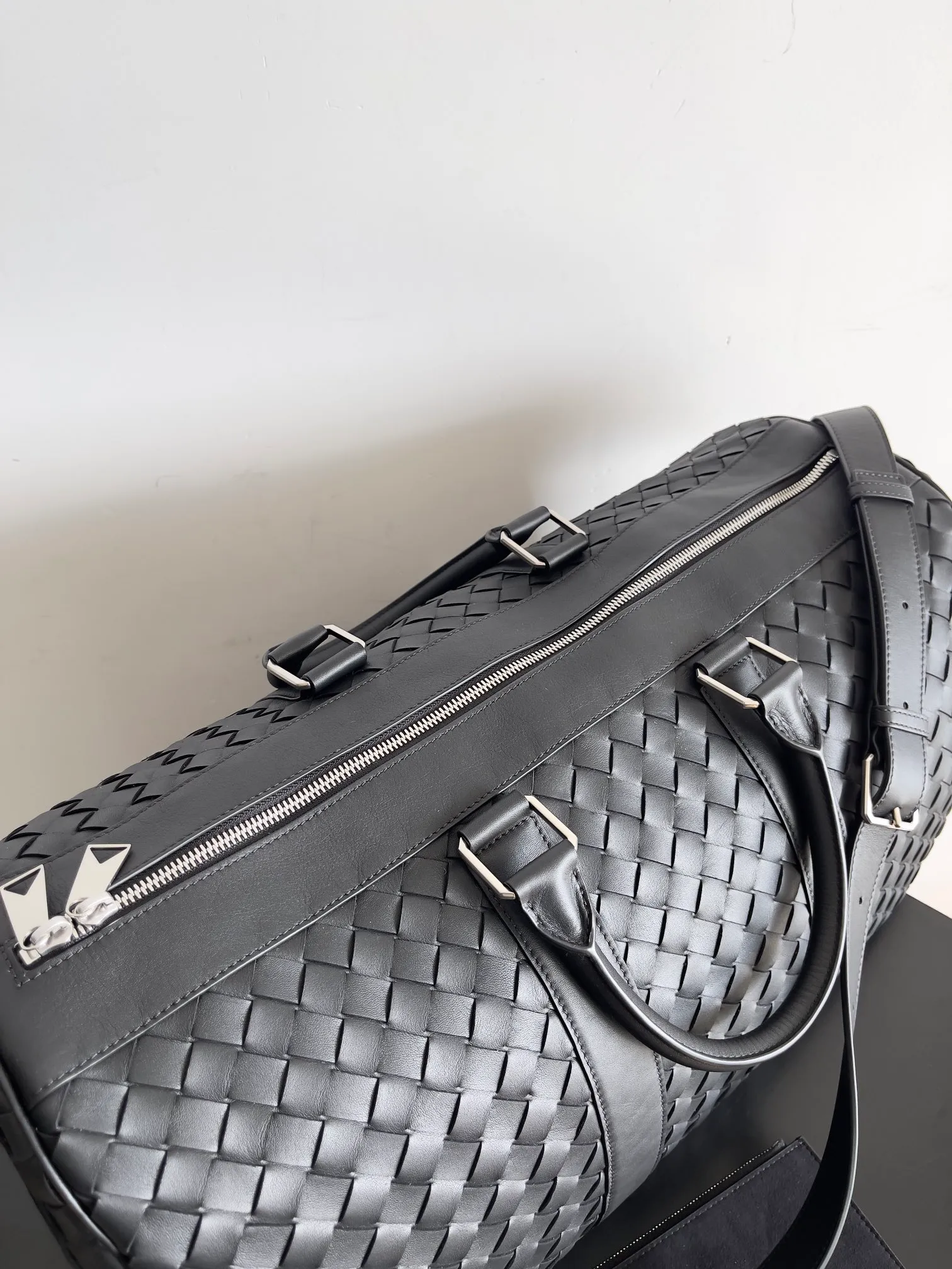 Batch 3560 BV woven large travel bag. A very recognizable travel bag. This travel bag is unique and uses classic weaving technology to make travel exquisite. The large-capacity design meets daily short-distance travel and is very suitable for elites who often travel on business. Style number: 650066 Size: 50*27*24cm